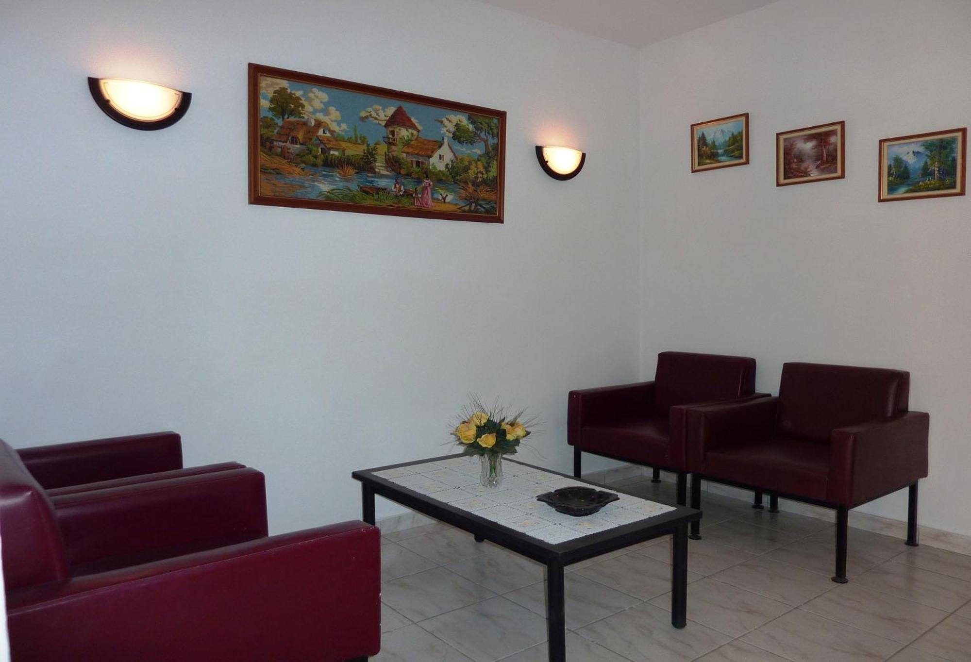 Hotel Perama 2*